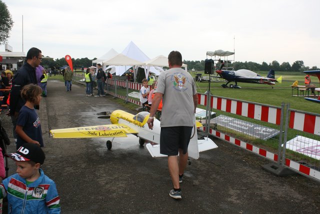 Die kleinen Modellflieger werden Richtung Rollfeld gebracht. | Foto: rek