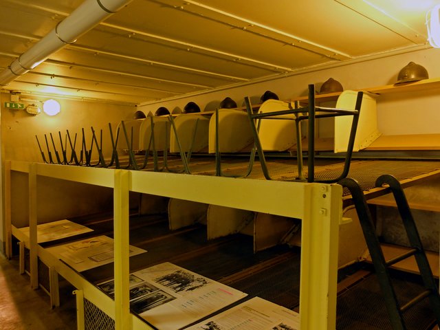 Das Schlafgemach der Bunkerbesatzung. Man konnte sich gegenseitig wärmen, da es in den Räumlichkeiten recht frisch ist. | Foto: Alfred Schramm