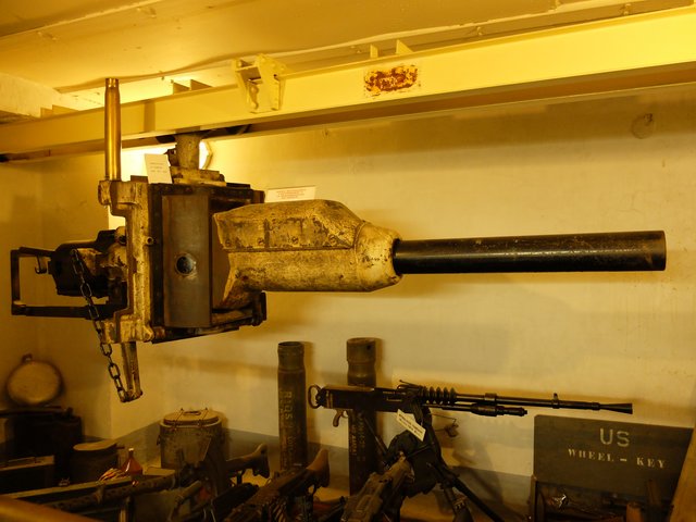 Die 4,7 cm Pak aufgehängt auf der Laufschiene.
In die Kampfscharten konnten je nach Bedarf die Kanone oder zur Bekämpfung der Infanterie Zwillingsmaschinengewehre (an der Scharte, seitlich ausgeklappt) einführt werden. | Foto: Alfred Schramm