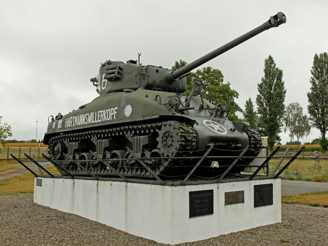 Im Aussenbereich sind diverse Fahrzeuge, wie hier ein Sherman Panzer, ein Radpanzerfahrzeug etc. zu besichtigen. | Foto: Alfred Schramm