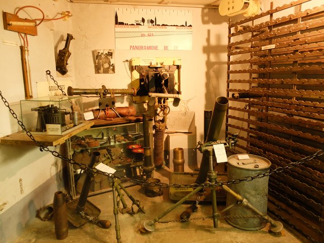 Hier sieht man im Vordergrund 2 Mörser unterschiedlichen Kalibers, rechts ein Regal zur Lagerung der Munition für die 4,7 cm Panzerabwehrkanone, Entfernungsmesser und ein Maschinengewehr, das in der Kampfscharte eingeführt ist. | Foto: Alfred Schramm