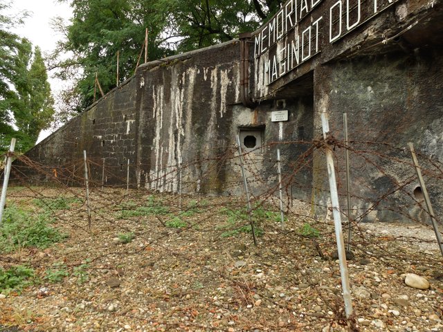 Drahtverhau vor den Kampfscharten.  | Foto: Alfred Schramm
