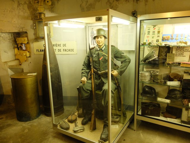 Ausstellungsvitrinen mit diversen Ausrüstungsgegenständen, wie Waffen, Munition, Helmen, Uniformen also alles was so die Soldaten  der Kriegsgegner hatten sind in den Innenräumen der Kasematte zu betrachten. | Foto: Alfred Schramm