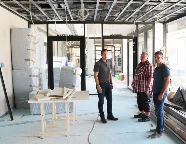 Bürgermeister Manuel Tabor (links) besichtigte mit Hausmeister Harald Ritter und Bauamtsleiter Uli Brudy (rechts) die Baustelle der Schwarzwaldschule in Appenweier.