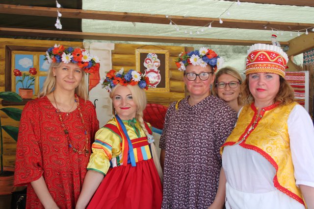 Die russischen Damen inspirieren nicht nur mit ihrer farbenfrohen Tracht, sondern überzeugen auch mit allerlei Köstlichkeiten. | Foto: mak