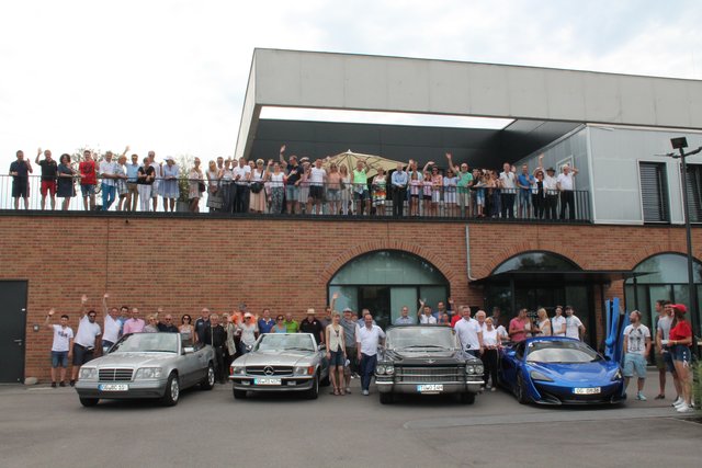 Das Teilnehmerfeld kurz vor dem Start, nachdem Pfarrer Joachim Giesler den Segen für die Fahrer gespendet hat.