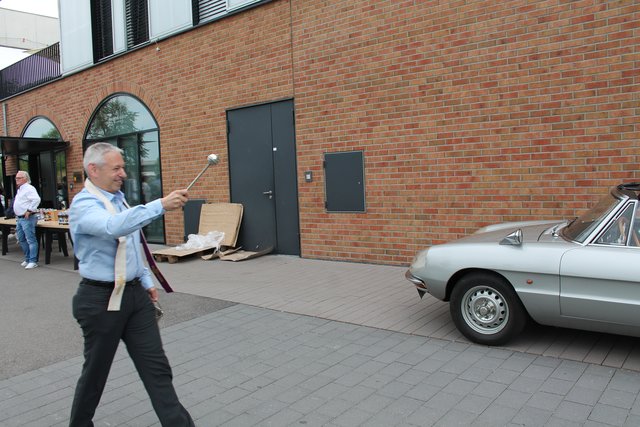 Pfarrer Joachim Giesler segnete Autos und Fahrer vor dem Start.