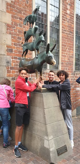 Malik Skupin-Alfa, Alexander Schnurr und Johann Daniels (von links) haben die Bremer Stadtmusikanten besucht. | Foto: Foto: wd