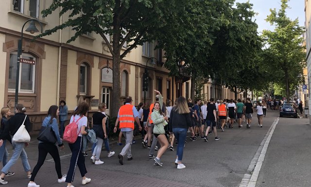 Schüler ziehen durch die Hildastraße zum Marktplatz. | Foto: ssc