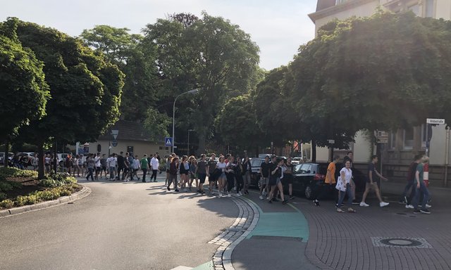 Die Polizei eskortierte die Schüler, wie hier am Schillerplatz, auf dem Weg zur Kundgebung. | Foto: ssc