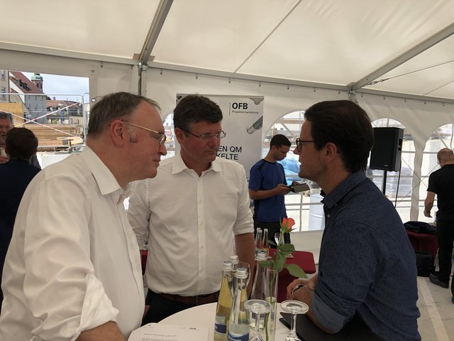 Im Gespräch: Bauherr Klaus Kirchberger, Baubürgermeister Oliver Martini und OB Marco Steffens | Foto: gro