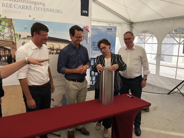 Ex-OB Edith Schreiner verschließt die Zeitkapsel, die in den Grundstein eingemauert wird. | Foto: gro