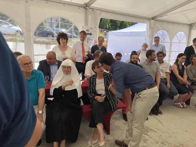 Marco Steffens begrüßt seine Vorgänger Edith Schreiner, daneben Mutter Martina Merkle | Foto: gro