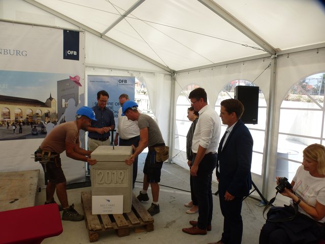 Der Grundstein für das Rée Carré wird von zwei Maurern verschlossen. | Foto: gro