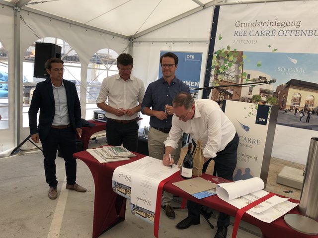 Die Zeitkapsel wird gefüllt | Foto: gro