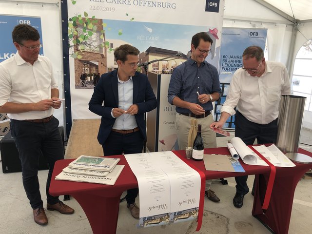 Zeitungen, Pläne, Wein, Urkunden - der Inhalt wird genau unter die Lupe genommen | Foto: gro