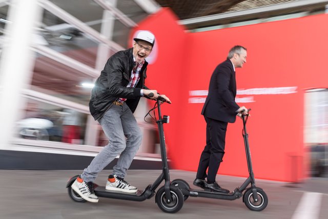 Elektro-Tretroller sind seit dem 15. Juni 2019 von Steckdose zu Steckdose unterwegs.