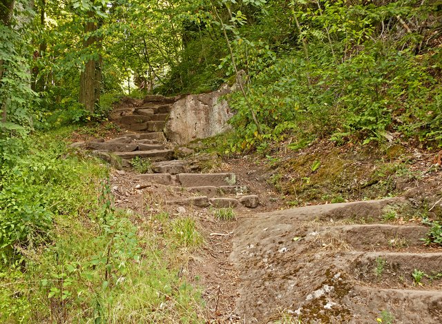 Um zu den Resten der Felsenburg Alt-Windstein zu gelangen sollte man gut zu Fuß und trittsicher sein. Vorsicht ist bei der Begehung geboten.  | Foto: Alfred Schramm