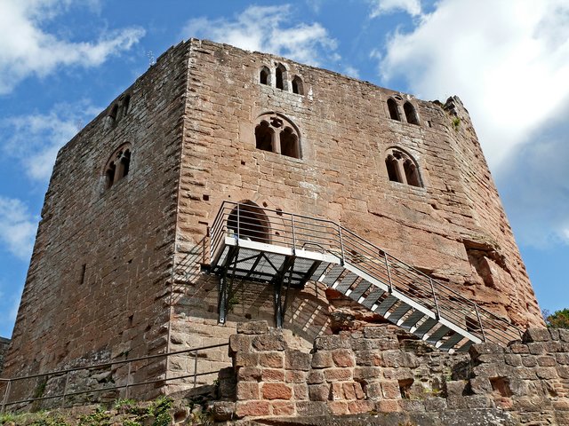 Der Palas von Burg Neu-Windstein sieht schon wohnlicher aus. Die Treppenaufgänge innen wie aussen wurden teilweise neu angelegt. | Foto: Alfred Schramm