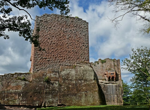 Diesen Anblick sieht man, wenn der Besucher aus dem Wald heraustritt. | Foto: Alfred Schramm