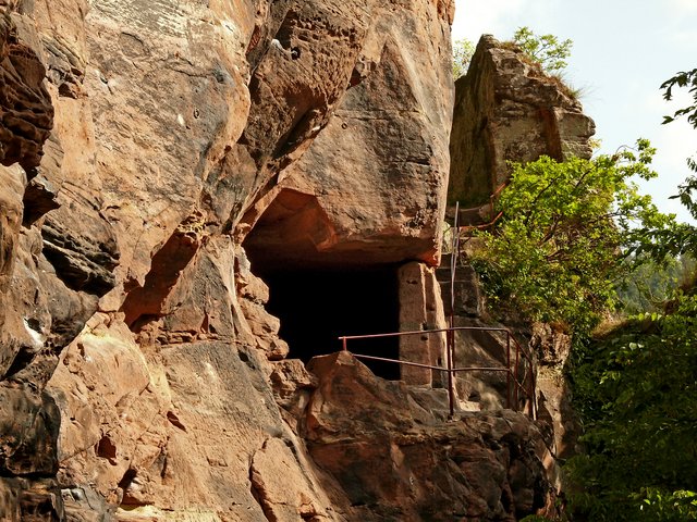 In die Felsen wurden Hohlräume gehauen, die dann als Lager oder gar Unterkunft dienten. Luxuswohnungen konnte man dies gewies nicht nennen. | Foto: Alfred Schramm