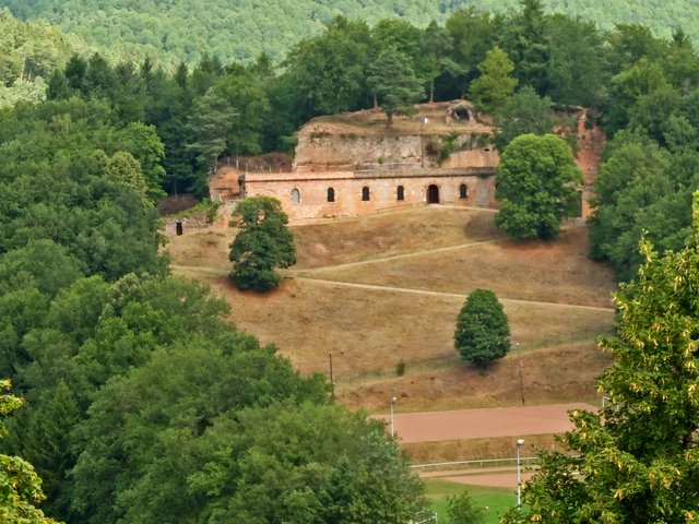 Das Fort Saint-Sébastien sieht man von der Festungs aus. Es gehörte zur Stadtumwallung und besteht aus einer kleinen Kaserne, die der Zitadelle zugewandt ist.  | Foto: Alfred Schramm