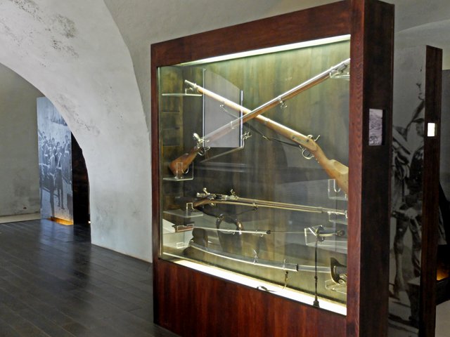 Vitrinen mit Waffen und Ausrüstungsgegenständen zu sehen im Museum „Männer im Krieg" 1870/1871. | Foto: Alfred Schramm