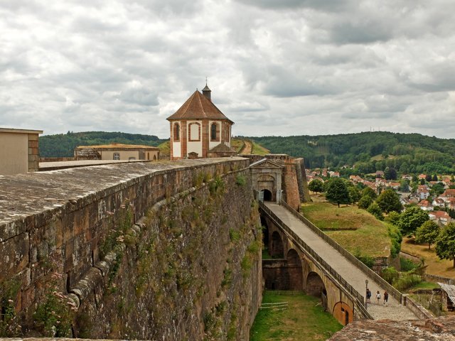 Blick auf die Brücke die zum Haupttor der Festung führt. | Foto: Alfred Schramm
