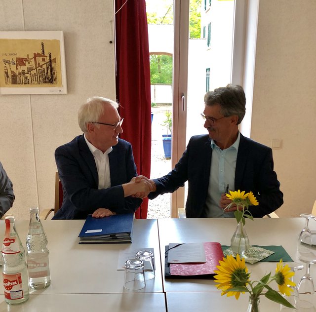 Vorstandssprecher Heinz Spengler (links), Aenne-Burda-Stiftung, und Vorstand Eberhard Roth, Paul-Gerhard-Werk Offenburg, bei der Vertragsunterzeichnung