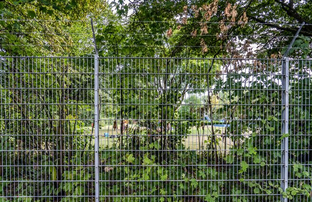 Stacheldrahtzaun als ein äußeres Zeichen für mehr Sicherheit im Freibad Kehl. In Auenheim soll im kommenden Jahr die Umzäunung erhöht werden.
