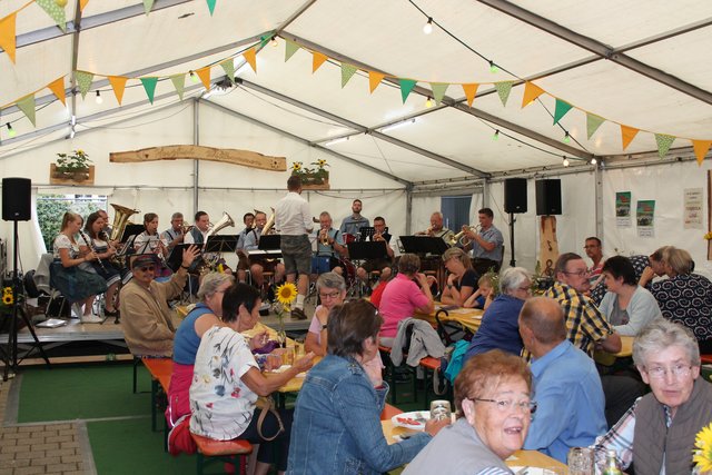 Im Festzelt spielt die Musik an allen Tagen.  | Foto: gro