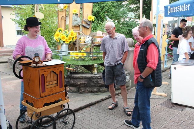 Leierkastenmusik erfreut die Besucher | Foto: gro