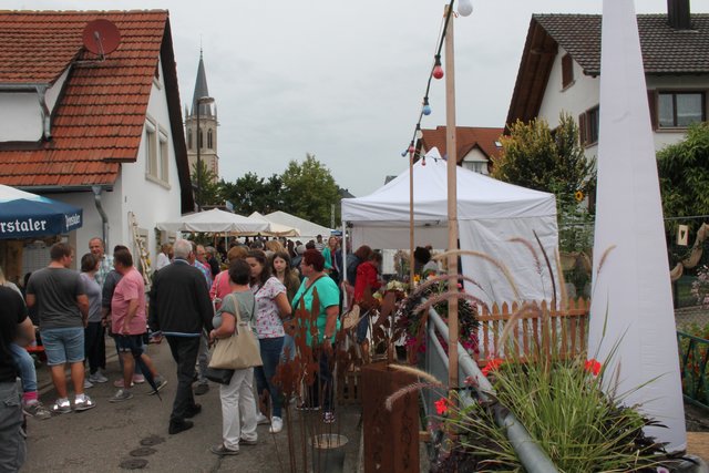 Der Bauernmarkt im Rahmen des Nußbacher Dorffestes zieht in jedem Jahr viele Besucher an.  | Foto: gro