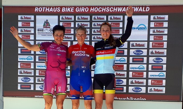 Das Podium der Schlussetappe: Sabine Spitz, Robin de Groot (Südafrika) und Clarissa Mai. | Foto: Michael Mai