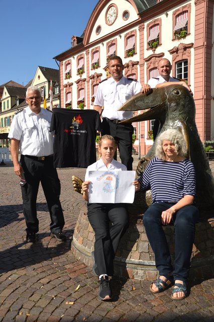Jugendfeuerwehr und Künstler. Vorne v.l.: Ideengeberin Verena Kloppe und "Rabenmutter" Ingrid Werres. Hinten v.l.: Kommandant Peter Schwinn, Jugendwart Jan Lehmann und Stellv. Jugendwart Christoph Keiling