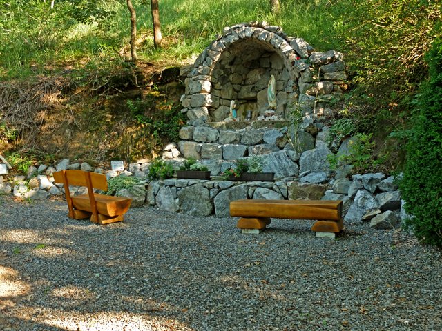 Eine kleine "Lourdesgrotte" beim Franziskusweg. | Foto: Alfred Schramm