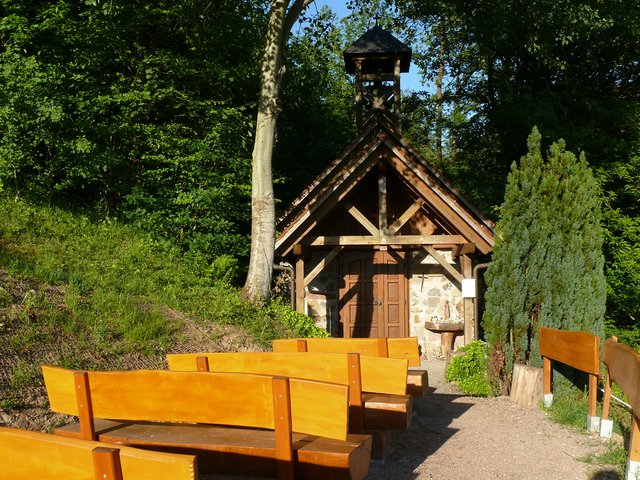Der Abtsberg gehörte zur Benediktinerabtei Gengenbach, bis diese im Jahr 1807 aufgelöst wurde. Nachdem der Berg sich einige Jahre in privatem Besitz befand, kaufte das Mutterhaus in Gengenbach 1929 den Abtsberg. 
Die Kapelle wurde von Mitgliedern der Franziskanischen Gemeinschaft aufgebaut. Sie gehört heute dem Verein Spoleto, einem franziskanischen Lebens-, Gebets- und Seelsorgezentrum. 
 | Foto: Alfred Schramm