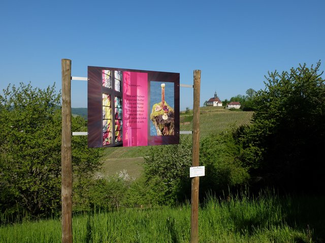 Eines von vielen Kunstwerken von "Art ist im Weinberg" die von der Jakobuskapelle bis zum Pavillon zu sehen sind. Hier Genuss pur.... von Claudia Lehmann.  | Foto: Alfred Schramm