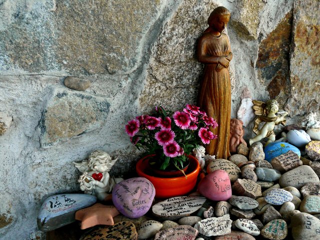 "Steine des Dankes". Die Kapelle wurde zu einem kleinen Wallfahrtsort.  | Foto: Alfred Schramm