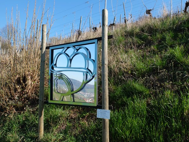 Schwarzwaldmädele mit dem berühmten Bollenhut. Ein Kunstwerk von Juliane Jung in dem sich Gengenbach auch noch spiegelt. | Foto: Alfred Schramm