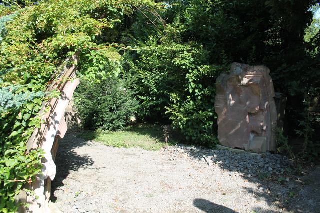 Ein Stück Offenburger Geschichte lagert im Garten: Die Rundbögen befanden sich einst im Königshof, der heute als Polizeirevier dient.  | Foto: gro