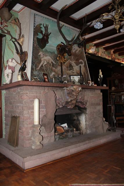 Die dunkle Holztäfelung in den Zimmern ist teilweise noch original erhalten. | Foto: gro