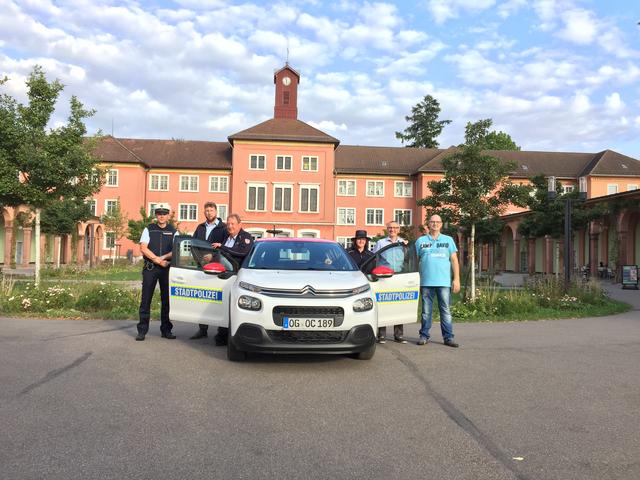 Von links die Stadtpolizisten, die städtische Politesse und die Leiter des Fachgebietes Sicherheit und Ordnung, Hans Heizmann und Arno Sackmann.