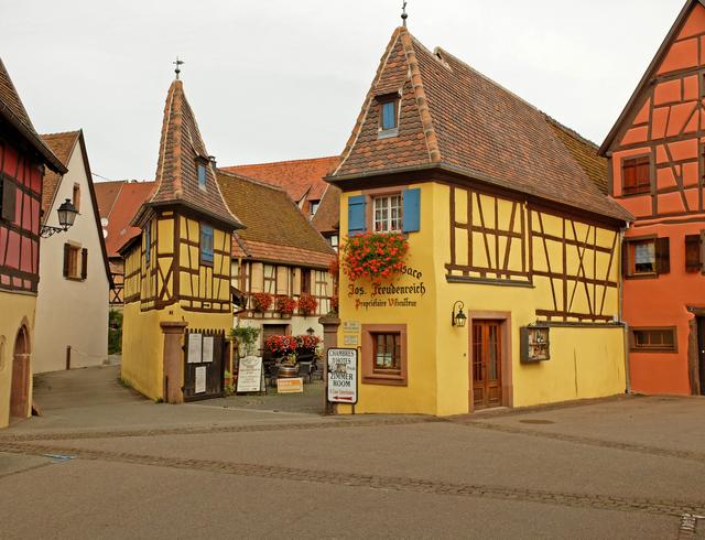 Vins d'Alsace  Joseph Freudenreich. Eine der vielen Weinkellereien in Eguisheim und Umgebung. | Foto: Alfred Schramm