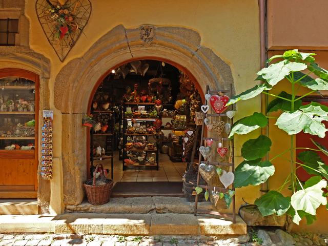 Kleine, einladende Geschäfte findet man genügend in den engen Gassen von Eguisheim. | Foto: Alfred Schramm