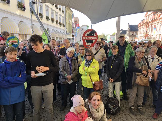 An diesem Freitag waren nicht nur Schüler gekommen, sie wurden von vielen Erwachsenen unterstützt. | Foto: gro