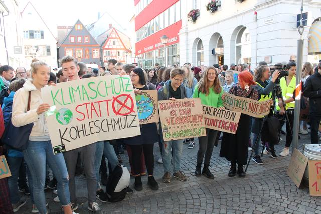 Die Botschaft war klar und deutlich zu lesen: Klimaschutz geht alle an und es ist Zeit zu handeln.  | Foto: gro