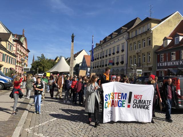 Im Anschluss an die Kundgebung auf dem Fischmarkt setzte sich der Demonstrationszug in Bewegung: Es ging zu den verschiedenen Schulen und zurück auf den Fischmarkt. | Foto: gro