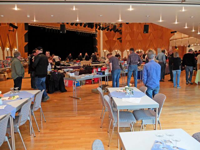 Blick in den großen Ausstellungsraum. Für das leibliche Wohl ist auch
bestens gesorgt. | Foto: Alfred Schramm