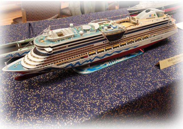 Modell der AIDAluna. 

Die AIDAluna ist ein Kreuzfahrtschiff von Carnival Corporation &amp; plc. 
Das Schiff wurde im Frühjahr 2009 neben den ein bzw. zwei Jahre zuvor in Dienst gestellten Neubauten AIDAbella und AIDAdiva als drittes Baumuster der Sphinx-Klasse in Dienst gestellt.

Schiffsmaße und Besatzung 
Länge 251,89 m. Breite 32,2 m. Tiefgang 	max. 7,3 m. Besatzung 607 

 | Foto: Alfred Schramm